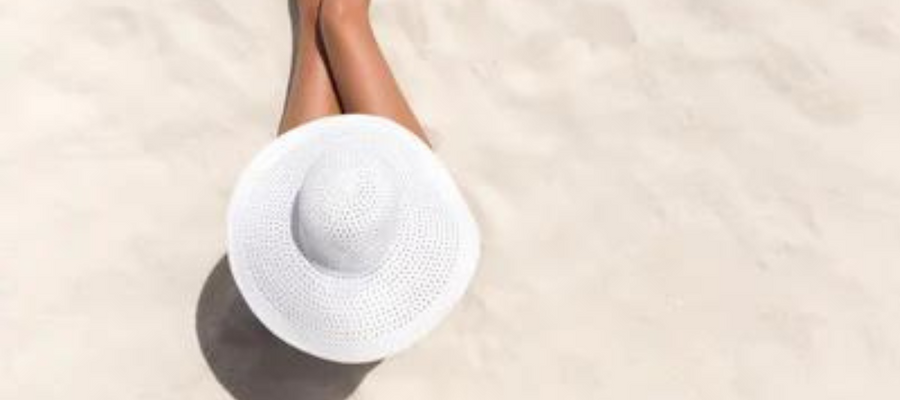 Girl with hat on the beach
